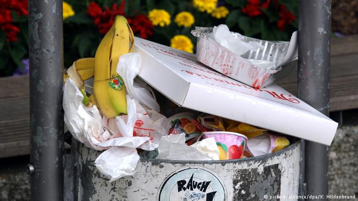 معاقبة فتى ألماني لرميه quotعلبة البيتزاquot