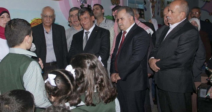 عزايزة يفتتح المعرض السنوي لمدرسة الفاروق