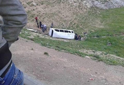 إصابة 3 أطفال بتدهور باص في