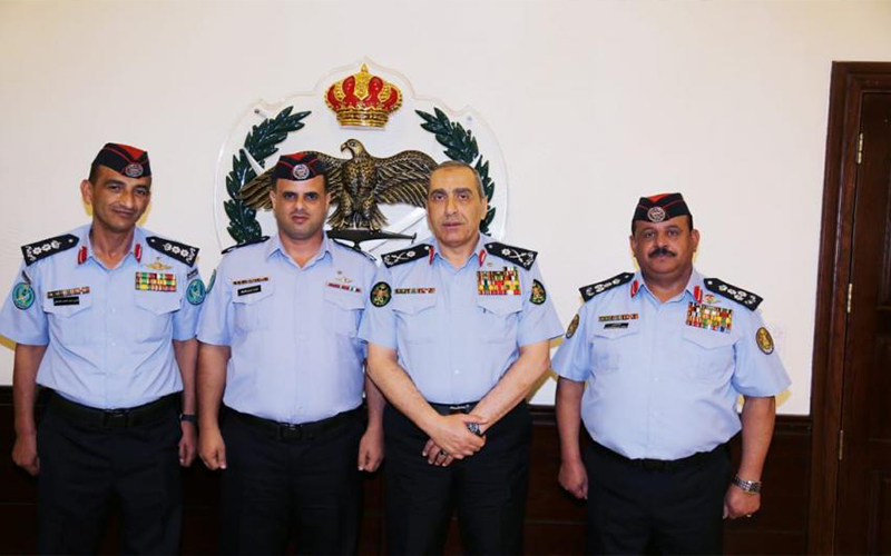 الحمود يكرم عددا من مرتبات الامن