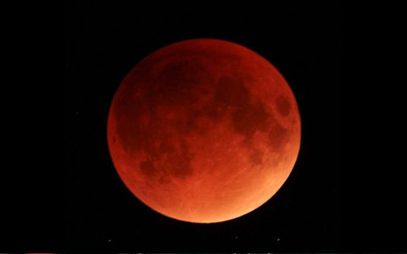 بعد خسوف القمر.. . العالم على