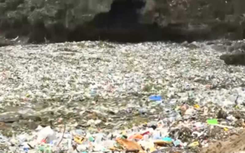 أمواج من النفايات تغزو شواطئ أجمل