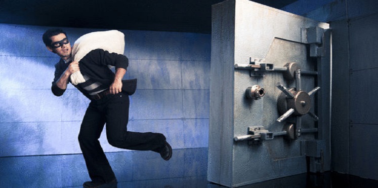 لسبب غريب.. مسن يسرق بنكا ويسلم