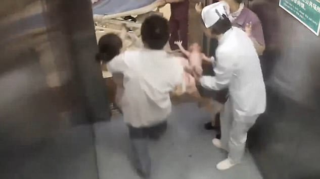 بالفيديو .. سيدة تنجب مولودها في
