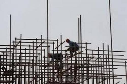 عمان.. وفاة عامل إثر سقوطه من