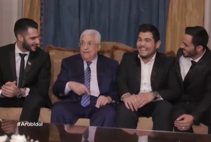 بالفيديو .. محمود عباس يتقفرغ لمشاهدة