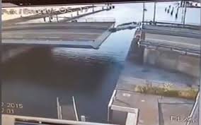 بالفيديو: لحظة سقوط سيارة من فوق