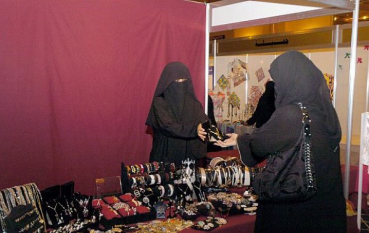 كاميرا مراقبة ترصد سعوديتين تدفنان سحرا