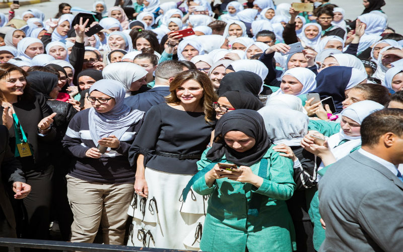الملكة رانيا تزور مدرسة صويلح الثانوية