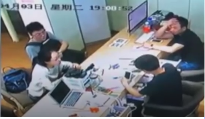 شاهد.. لحظة انفجار quotآيفونquot بوجه شابة