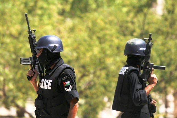 مطلوب يفتح النار على قوة أمنية