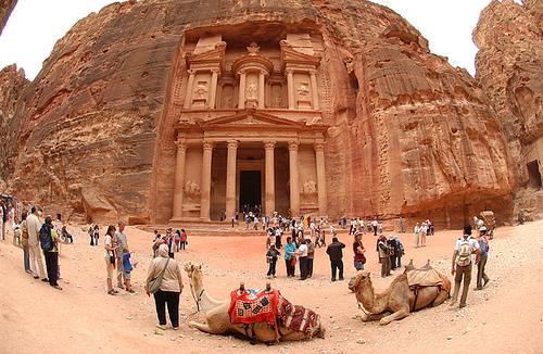 القبض على شخص أساء للسياح في