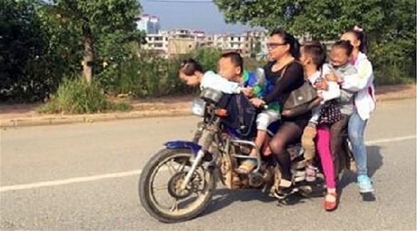 عائلة مؤلفة من سبعة أشخاص تركب