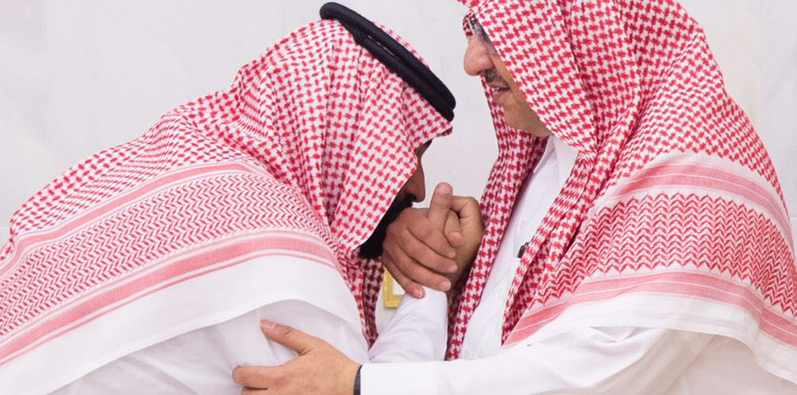 ابن سلمان ينحني لتقبيل قدم ابن