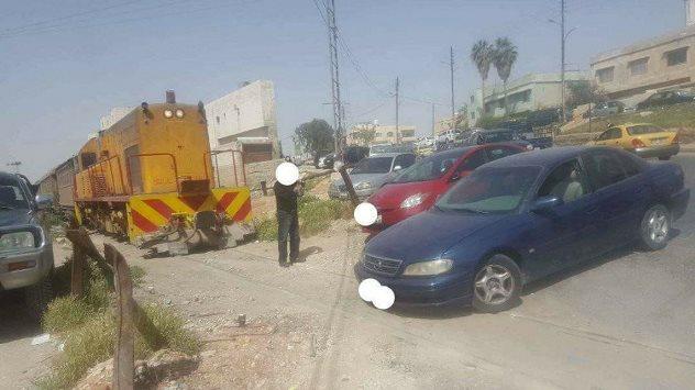 أردني یغلق طریق القطار بمركبته