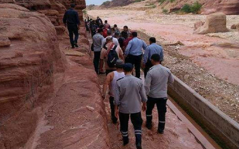 المياه تحاصر 55 طالبا في وادي