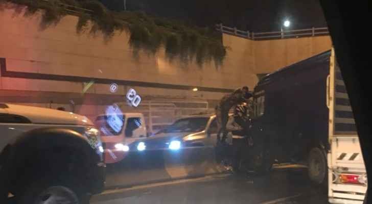 الأمطار تتسبب بانزلاق مركبتين وإصابة شخصين