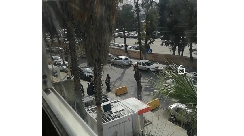 بالصور .. . موظف يكسر جرة