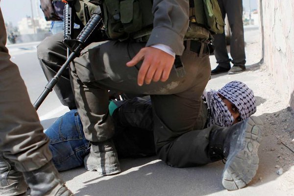 قوات الاحتلال تقمع المصلين وتطلق الغاز