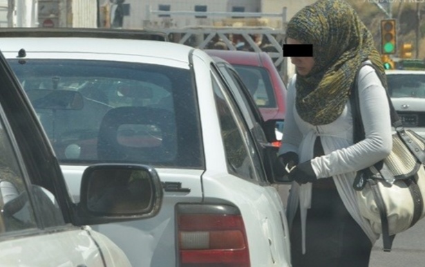متسولات مهندمات في شوارع عمان