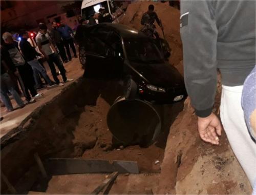 بالصور .. سقوط سيارة في قناة