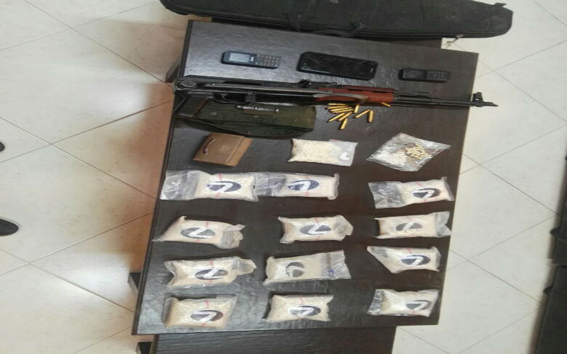 القبض على خصين بحوزتهما مخدرات وأسلحة