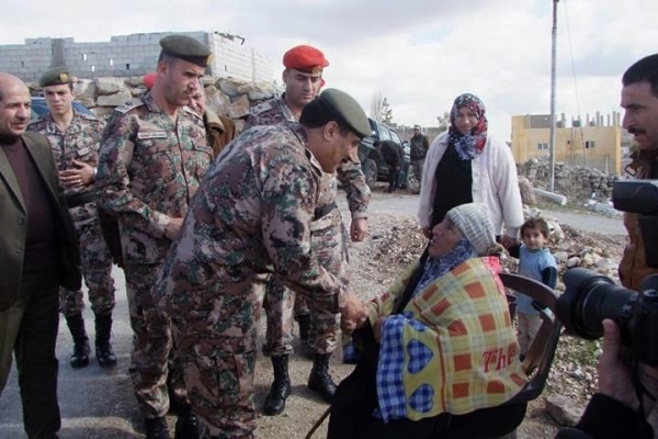 الجيش يرمم منزلا احترق قبل ايام