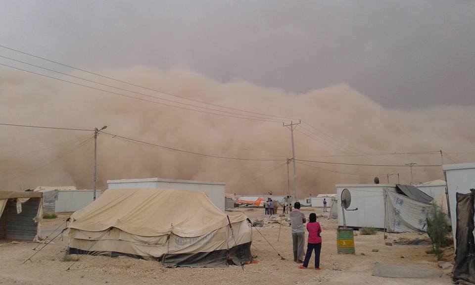 جو شديدة الحرارة واستمرار العاصفة الرملية