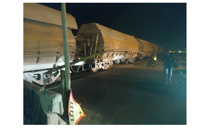 قطار متعطل يغلق شارع رئيسي في