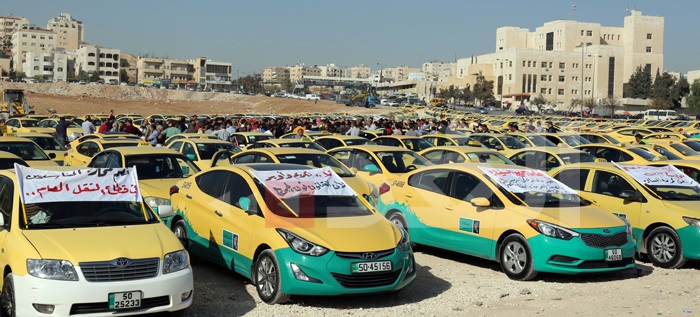أصحاب التكاسي يعتصمون بإربد