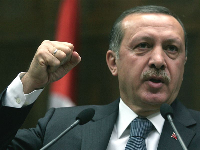 أردوغان يهاتف عباس لبحث الاعتداء على