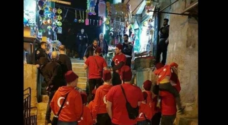 بالفيديو .. الاحتلال يعتقل ٤ أتراك