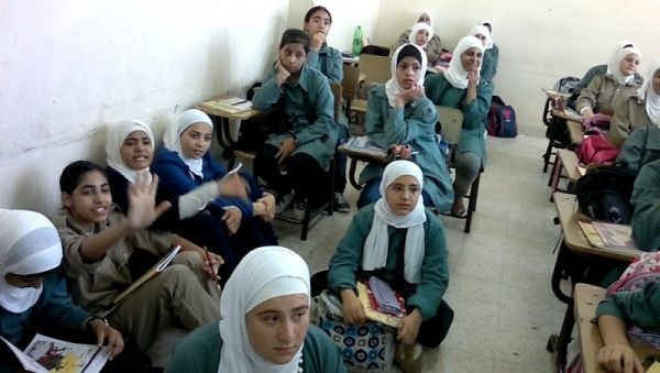 الاهالي يشكون من رفض المدارس الحكومية