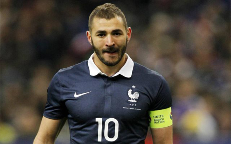 لماذا لا يردد بنزيمة النشيد الوطني