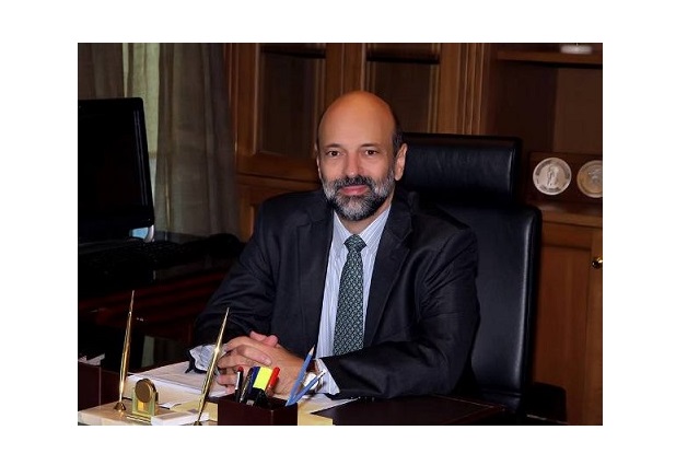 الرزاز يوعز بمقاضاة المعتدين على معلم