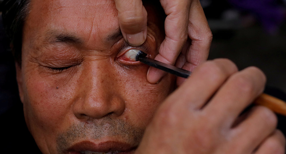 حلاق صيني يقشر جفون زبائنه.. من