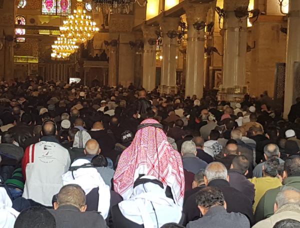 ٥٠ ألف مصل ادوا اليوم صلاة