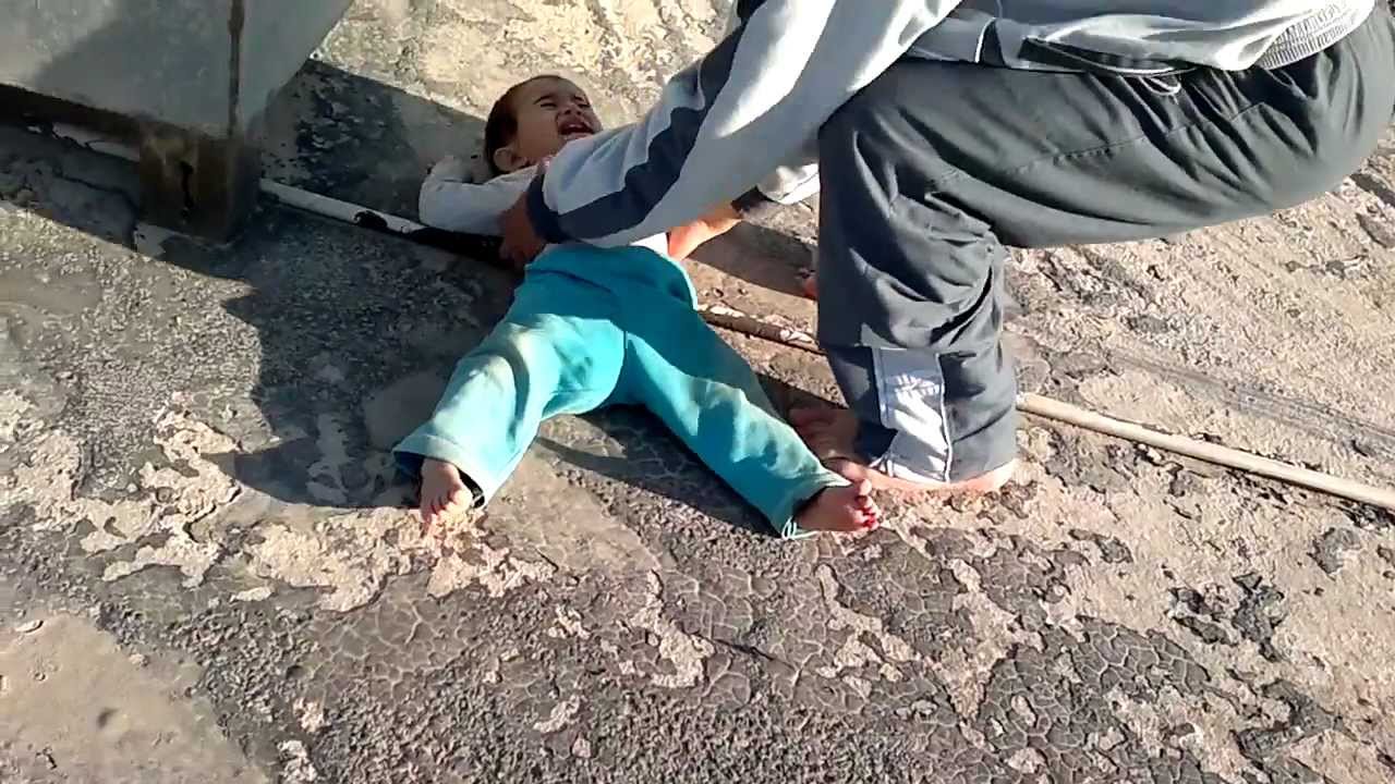 وفاة طفل سقط عن سطح في