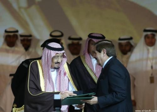 خادم الحرمين يسلم الكركي جائزة الملك
