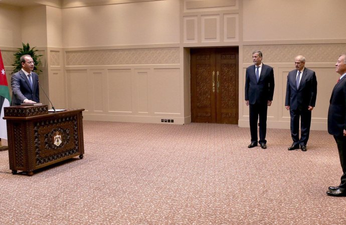 الشبول يؤدي اليمين القانونية أمام الملك