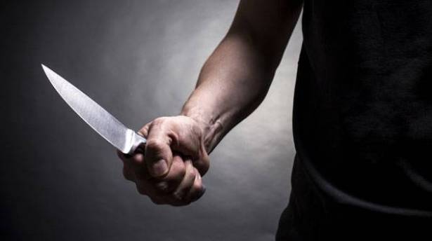 (5) سنوات لشاب طعنة صديقة لاجل