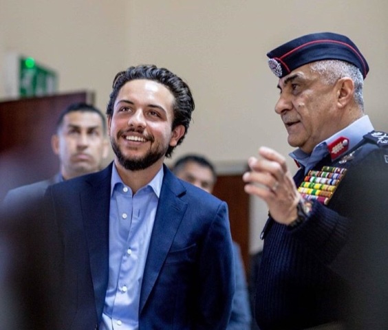 ولي العهد يتابع تمرينا بالذخيرة الحية
