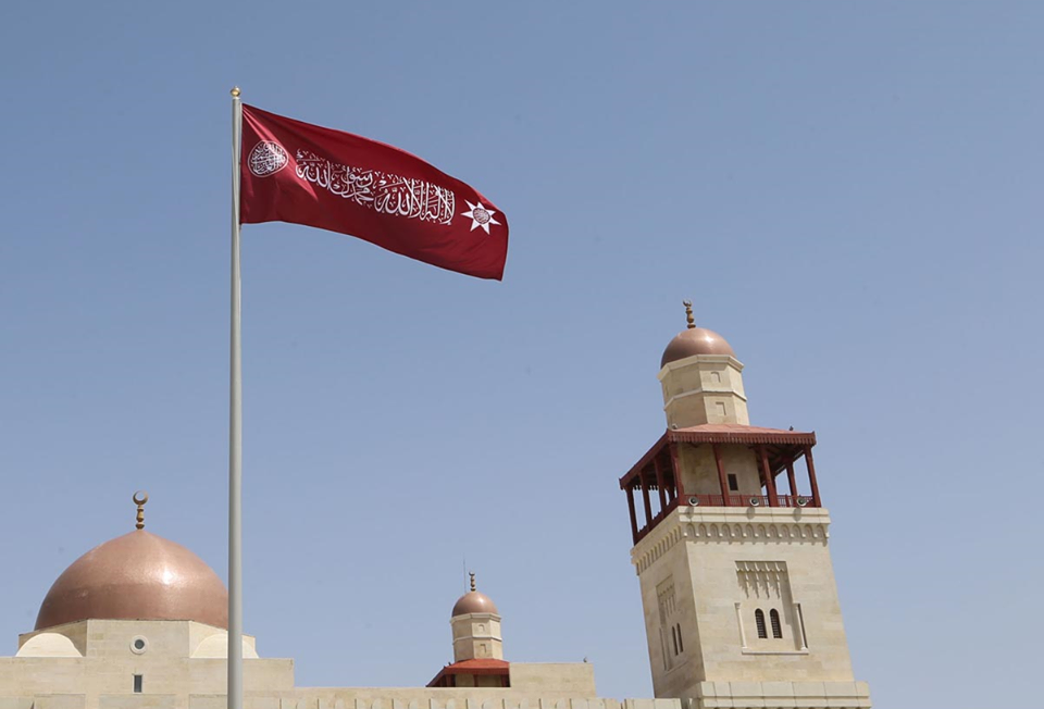 رفع الراية الهاشمية بمناسبة ذكرى الثورة