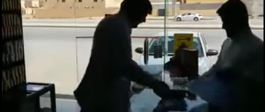 باكستاني يشتري من يمني التمر بالحصى