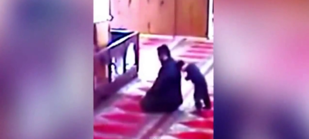 (فيديو) حاول إزعاج والده في صلاته