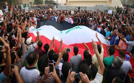 متظاهرو النجف يهاجمون مبنى مجلس المحافظة