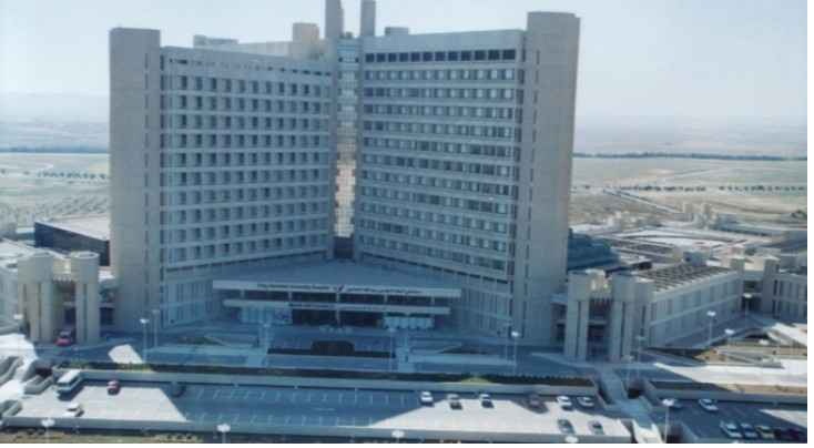 سيارات لنقل المرضى داخل عيادات مستشفى