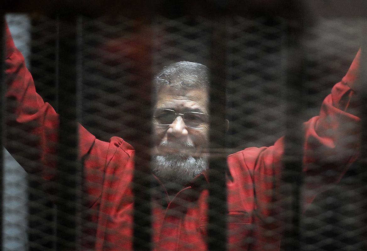 مرسي: حياتي مهددة وأتوجس من الطعام