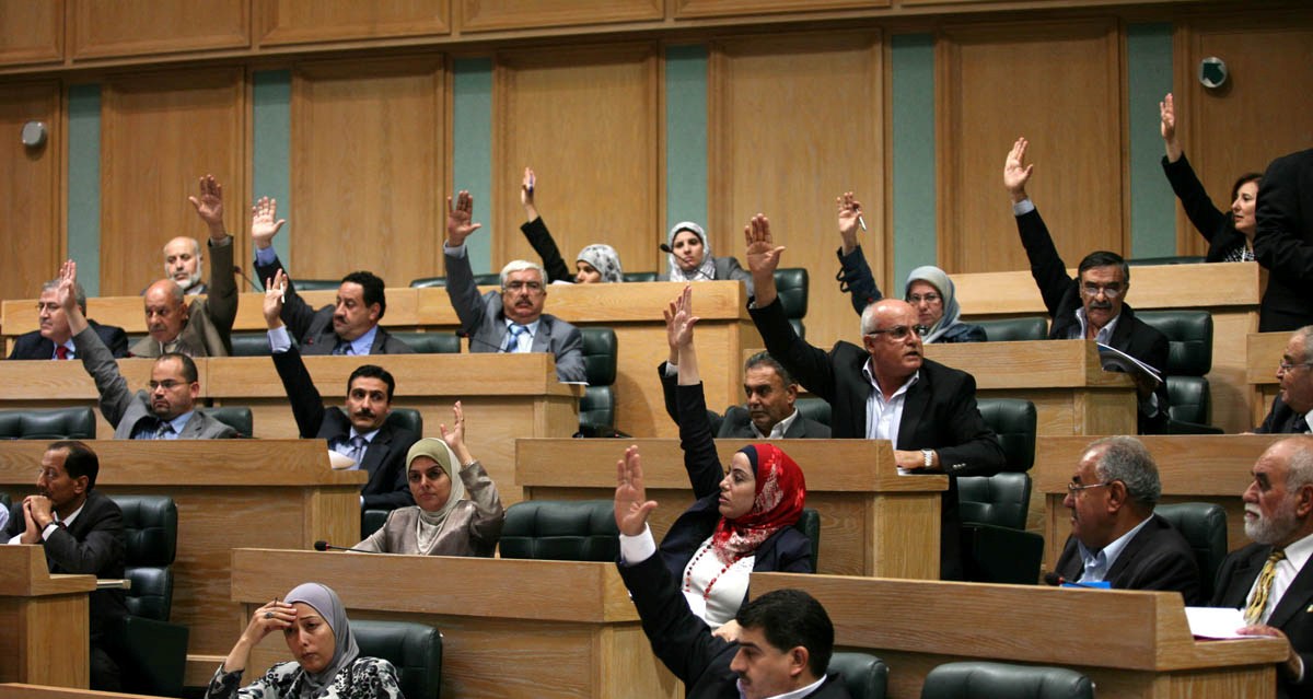 مجلس النواب يشترط موافقة الوزير لسفر