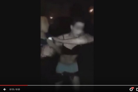 مجهولون يطاردون شاذا بلباس نسائي
